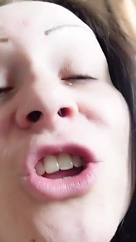 Pojď sem, nech mě křičet na tvojí tvář, abys slyšela, jak jsi ubohý!