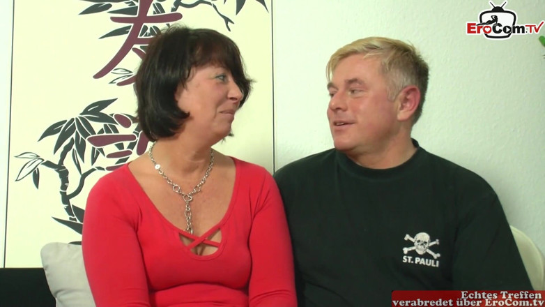 EroCom: Natural madura milf compartilhada por seu marido em um trio