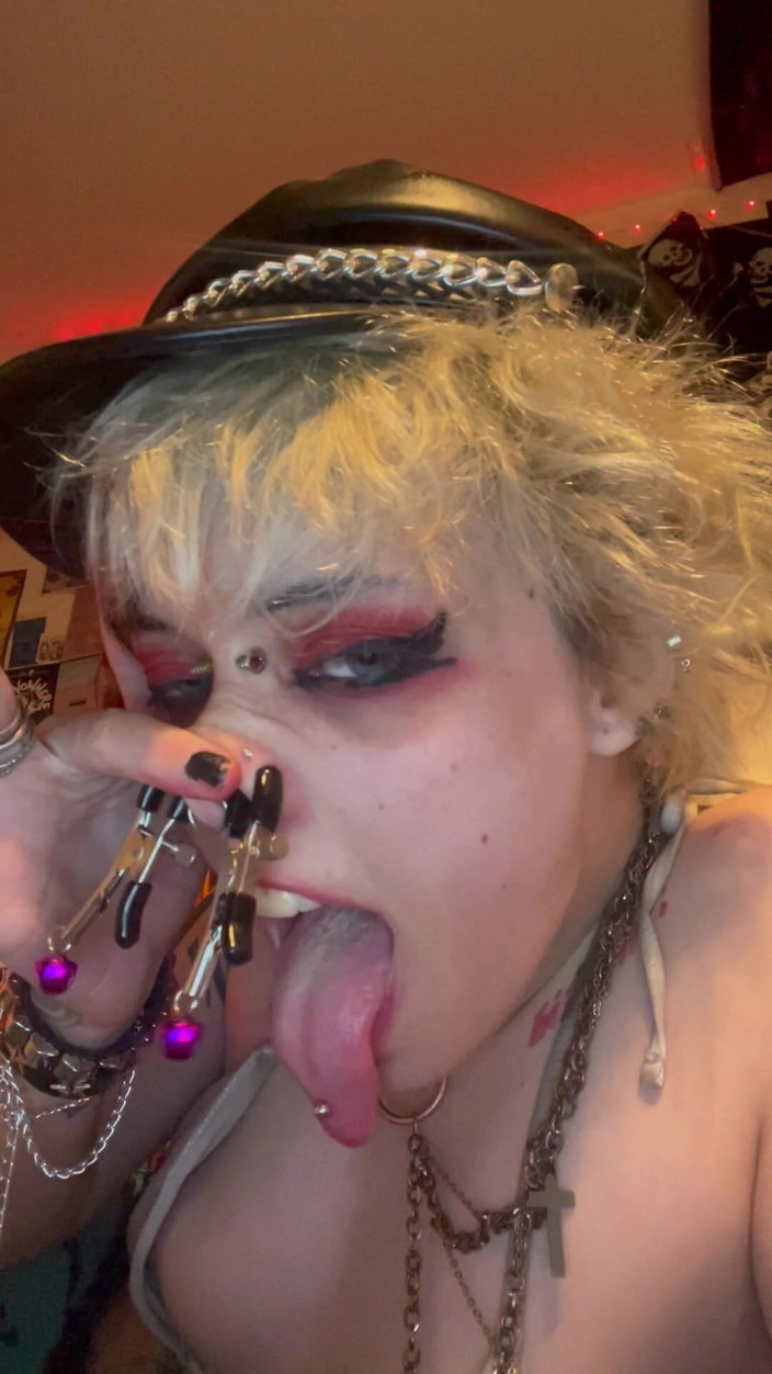Glitterqueen1999: Gótica menina Glitterqueen1999 estica o nariz do botão com Ni