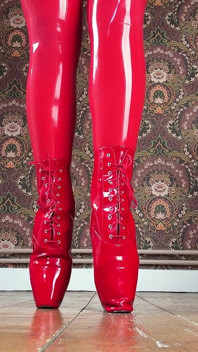 Botas rojas de ballet en piso de madera
