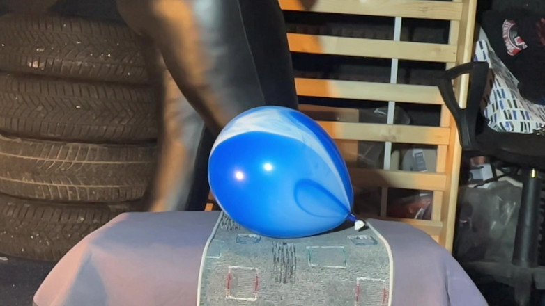 BeachBallsDuo: Balon kecil tersanjung di bawah tubuh berat kami!