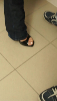 Ibu-ibu sange ini lagi asik muasin kontolnya di toilet umum - jessica fiorentino