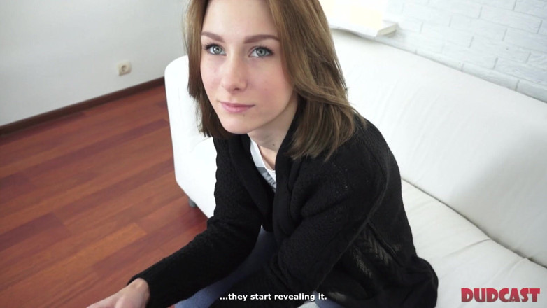 Dud Cast: ウェンチはソファで無防備なセックスをしている