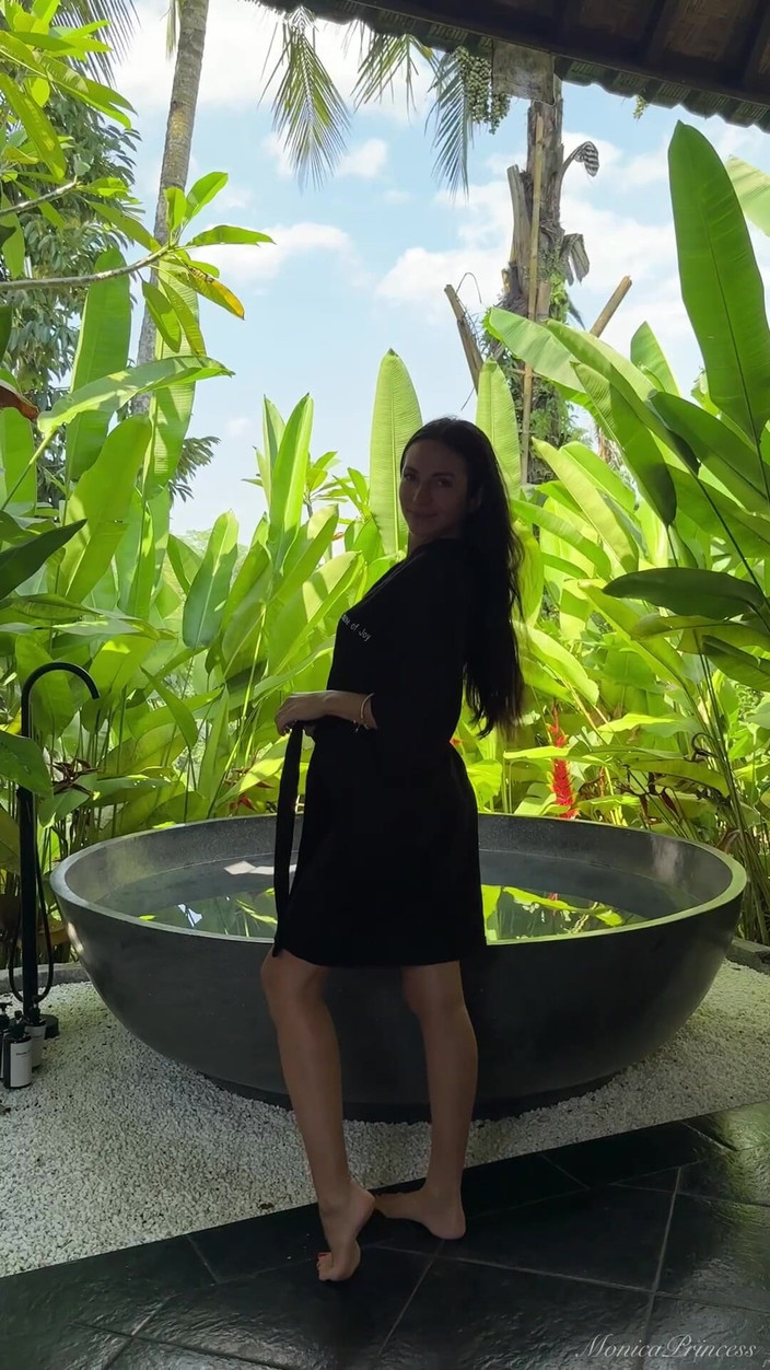 Princess Monica: Buharlı bir ormanda çıplak banyoda benimle çıldır