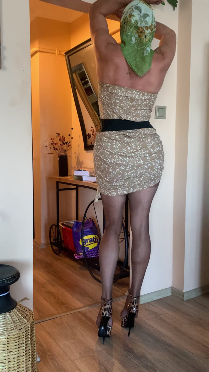 cd_aysemmm: I Showed My Dick to the Pizza Boy (no Bra, No...