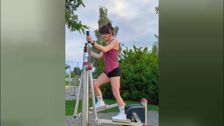 TV_Helena: Göt ve yarak için vibratörle açık havada egzersiz! Travesti dosdoğru şorta...