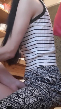 Detrás de la espalda de nuestra madrastra nos masturbamos arriesgadamente mutuamente y nos corremos con nuestra ropa puesta