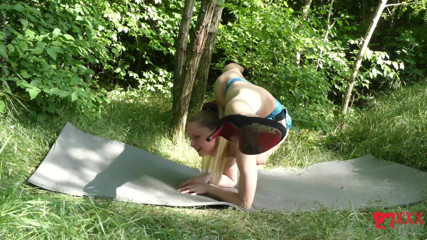 Gymnastic: Deformacja w lesie z baleriną Tatjaną
