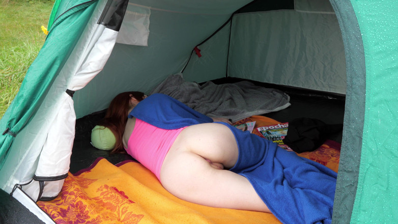 Peaches and Bananas: Сладкая рыжая нудистка в палатке