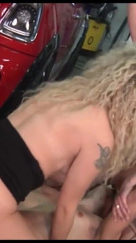 Sexy loiras chupando pau grande na buceta fodendo sexo a três