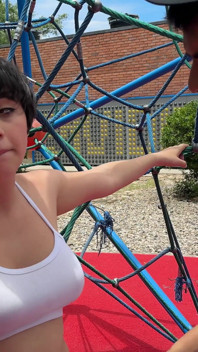 Vedo una ragazza sexy bloccata in un gioco nel parco, in cambio di aiutarla mi invita nel suo appartamento e me la lascia scopare.