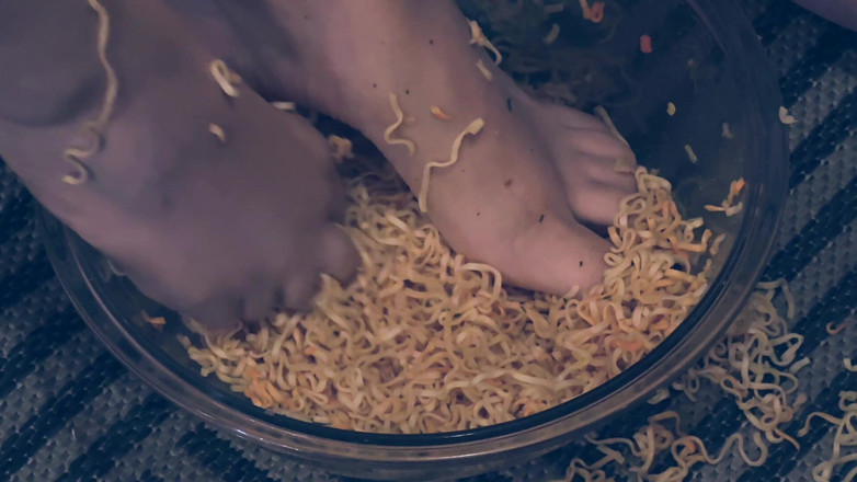 Evol Feet: Picioarele mele vor fi un adevărat antrenament pentru limba ta