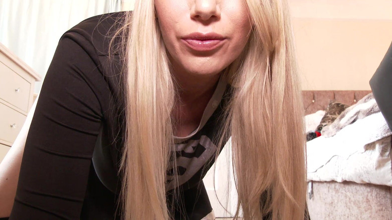 Danielle Maye: 被 Evil supergirl 收缩