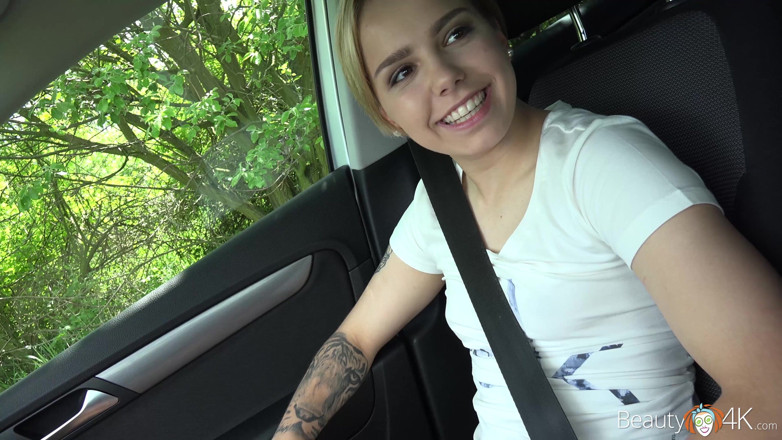 Teen Mega World: Sexo quente sob sol quente