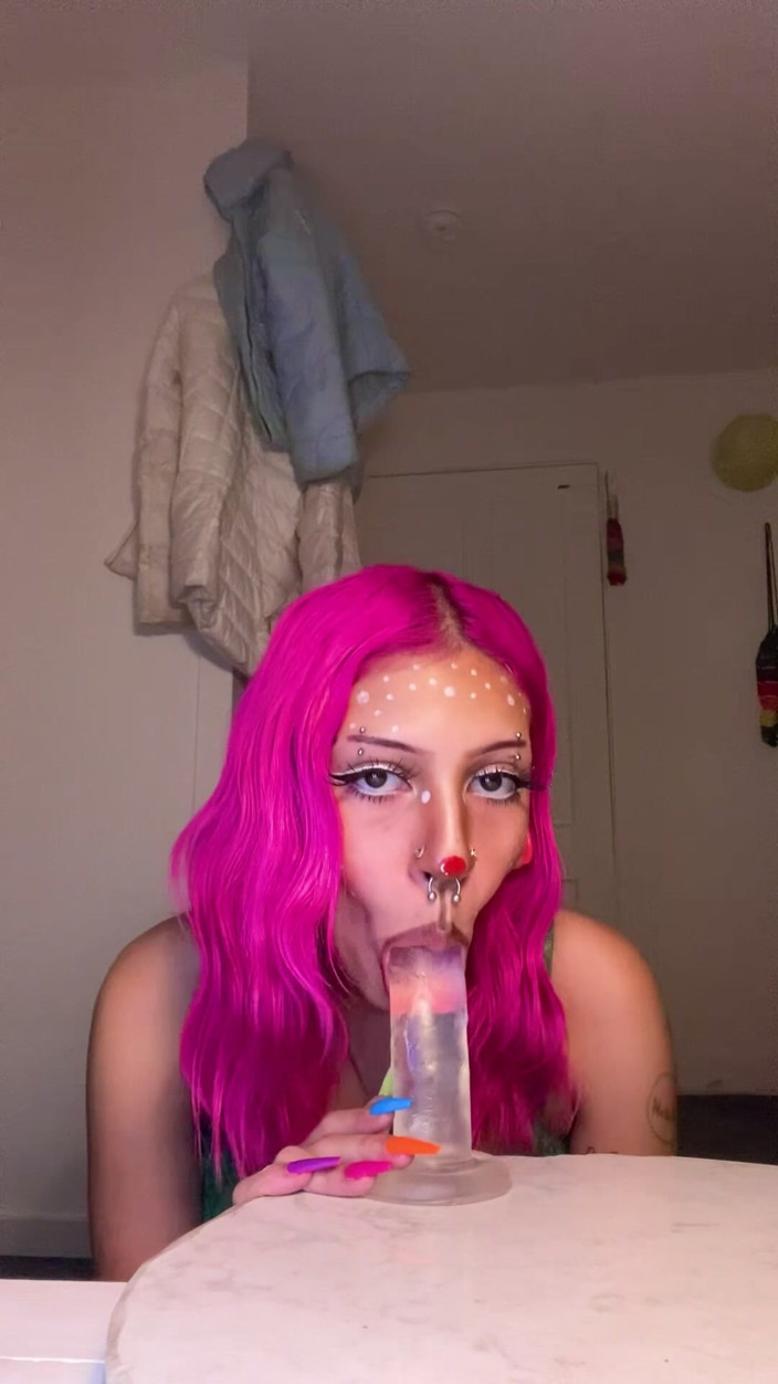 Nali Marie: Sletterig rendier zuigt een dildo kwijlend nat kwijlend rollenspel