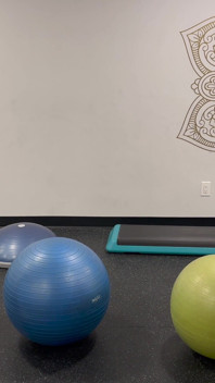 Serenity Cox e Nadia Foxx se divertem no Yoga Studio!
