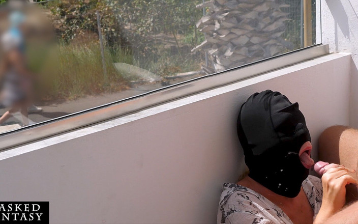 Masked-Fantasy: Ablowjob di balkon yang cerah membuatnya muncrat di mulutnya saat...