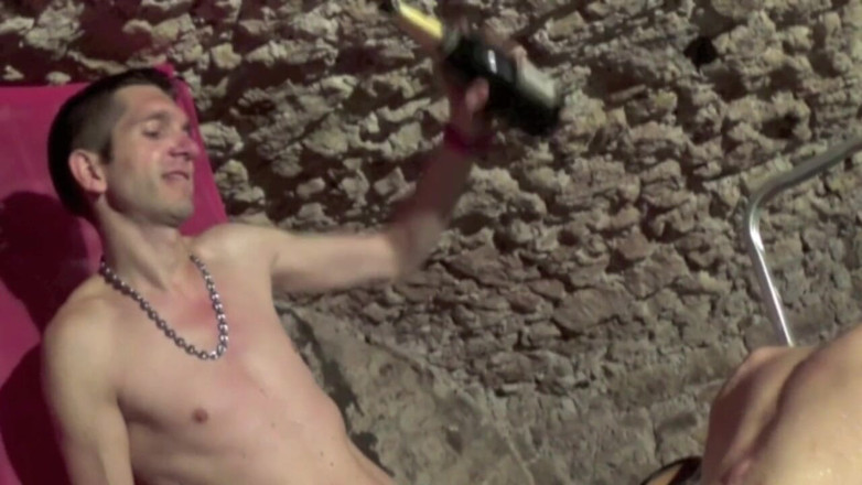 French Twinks Amator videos: A gêmea francesa Kelian fodida pelo badboy Juan em porão...