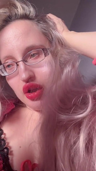 Vaše žena není nic, protože jste zamilovaný do findom brankář. Edging rituál ve velkých tlustých brýlích a červených velkých rtech.