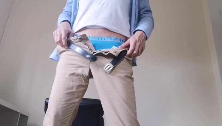 Rafael Torreano: Un mec sexy se déshabille, se déshabille, se branle et...