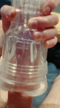 Fleshlight teilen, gefüllt mit sperma / ficken eines Spielzeugs mit einem freund / Zwei typen ficken einen Fleshlight