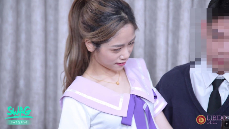 SWAG.live: La ragazza dell'uniforme rosa lascia che il tutor si riempia...
