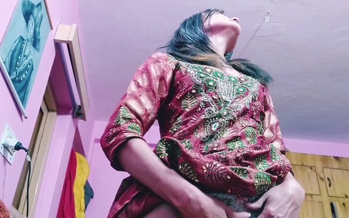Bolly Karma: 辣妹喜欢舔他的大鸡巴和屁股