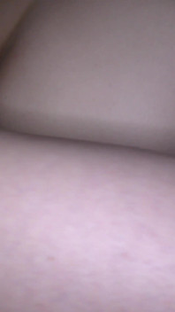 Une bombasse tatouée pulpeuse du Royaume-Uni veut toutes les sur elle