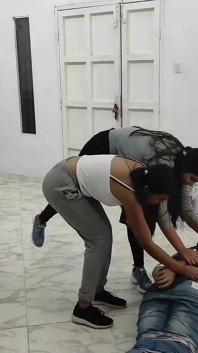 Celebra superstar reținută de fani nebuni!