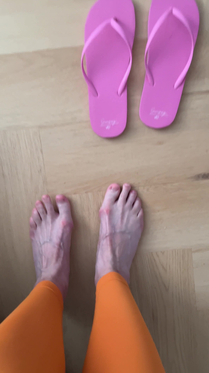 Feet: ビーチサンダルのフットショー