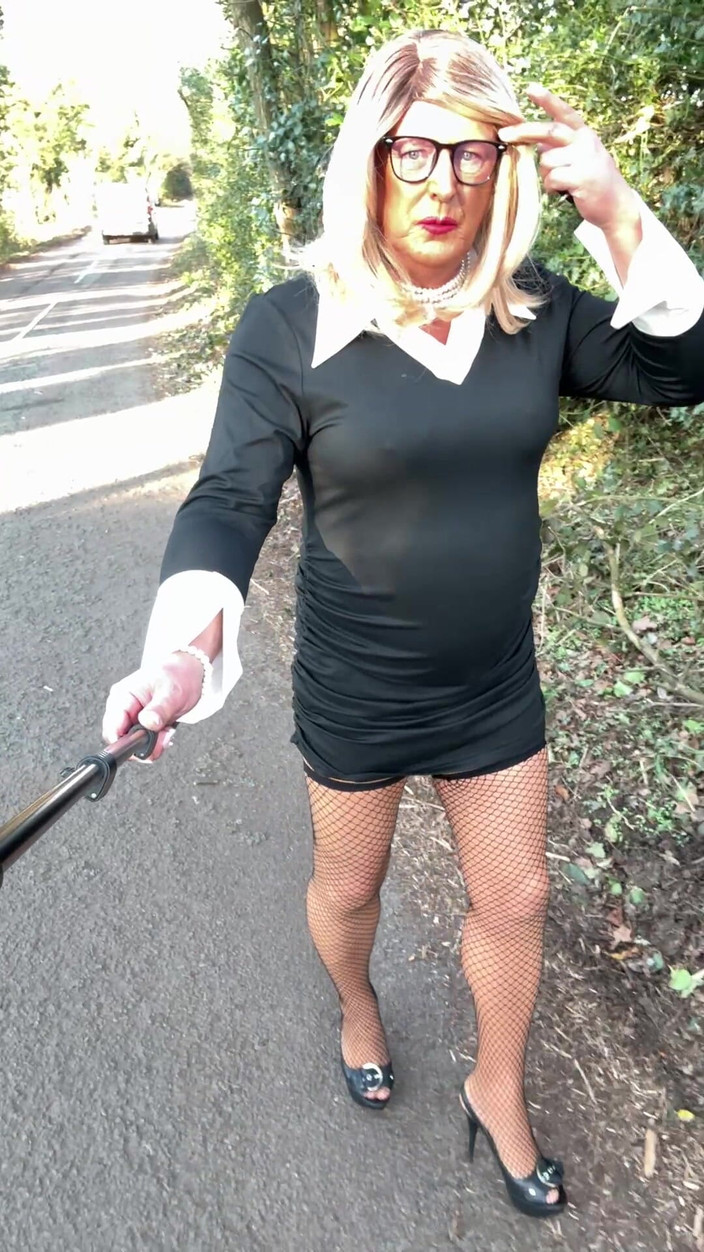 Kellycd2022: Si seksi crossdresser kellycd2022 lagi asik jalan-jalan di jalan