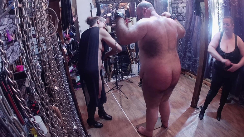 Aaexperiencesltd: Del 2: - Domina Satana straffar Booboo i en CBT-klämma med Björnbärmilf