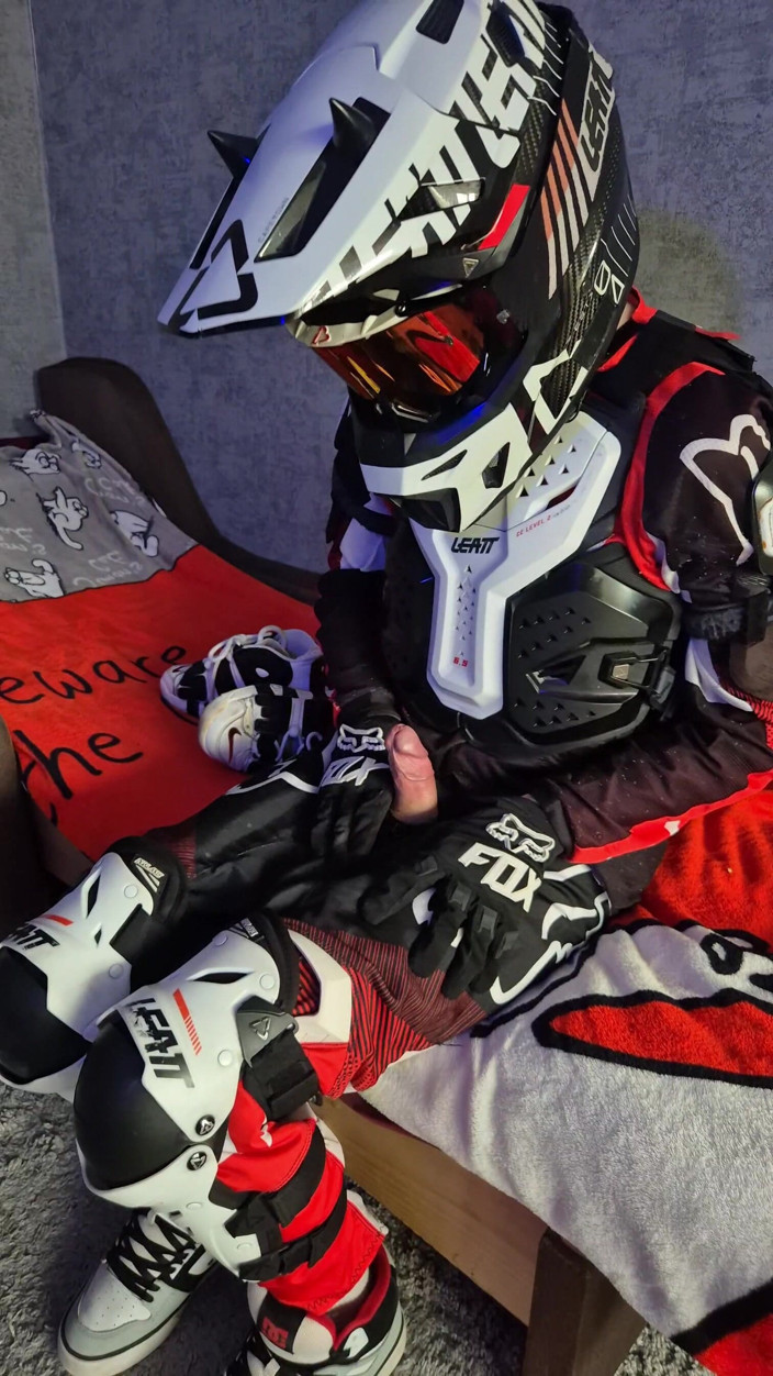Sneakersmax98: Un mec excité en tenue de moto baise ses baskets