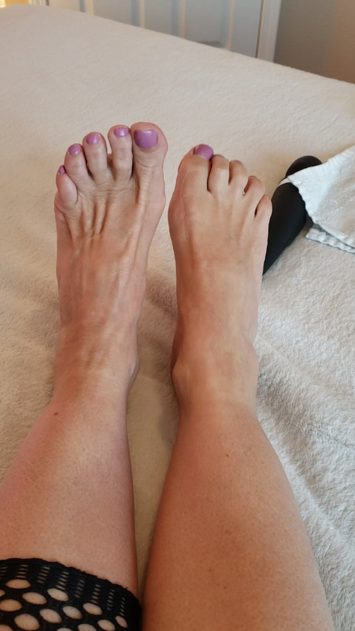 JessRyan: MILF Camgirl Jess ryan zeigt frische Pediküre