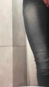 내 청바지와 핑크 하이힐을 신은 필사적인 오줌