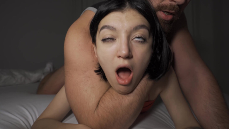 Pornforce: Une à sperme qui se comporte mal aime se faire utiliser