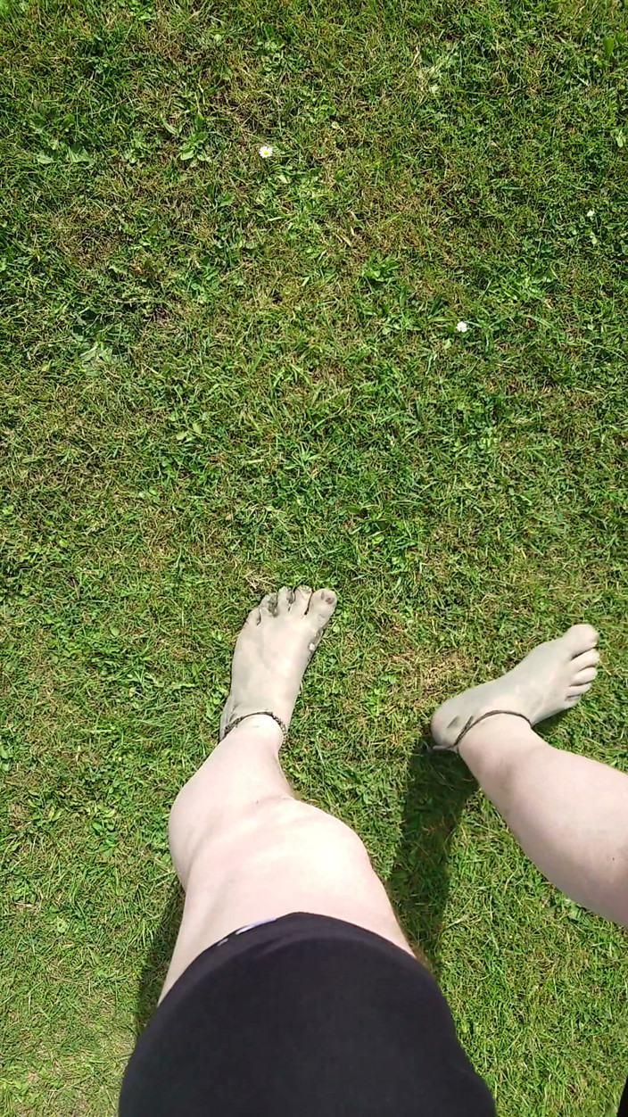Footfetish: Jalan-jalan di pantai dengan kaki kotor