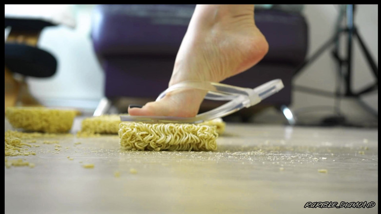 Rarible Diamond: Sexy voeten Ramens verpletterend op duidelijke teenslippers op maat