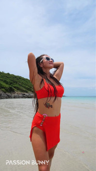 Orange Bikini-spaß Und Schönheit, Die Am Strand Blank Zieht