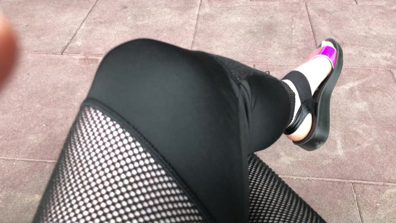Goddess Misha Goldy: 我的新亮凉鞋和脚趾在户外挑逗