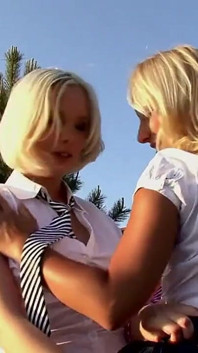 Curvă blondă dură lesbiană 69: lins de pizdă umedă și masturbare cu curul sexy