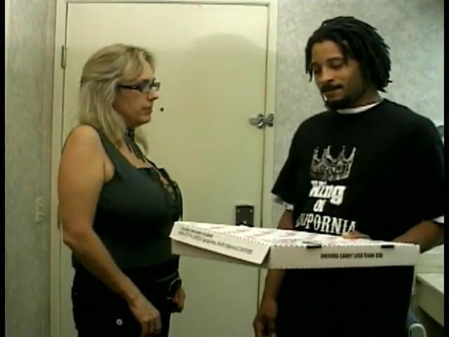 First Black Sexperience: Un black qui livre des pizzas fournit des services spéciaux à...
