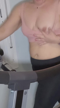 PAWG dziewczyna z dużym tyłkiem robi bieżnię, podczas gdy jej cycki podskakują, gorąca żona pokazuje swoje cycki w siłowni