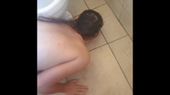 domslutfucker: Tiny Tits Teen dostane facku, hlava spláchne na toaletě a...