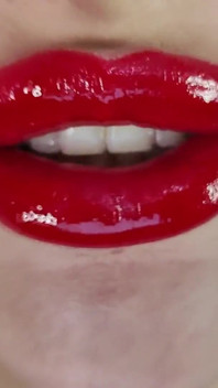 Supervillana Cruella te hipnotiza con profundos besos pegajosos