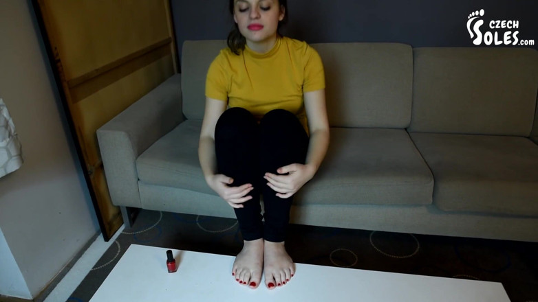 Czech Soles - foot fetish content: Cewek footgirl mewarnai kuku kakinya merah