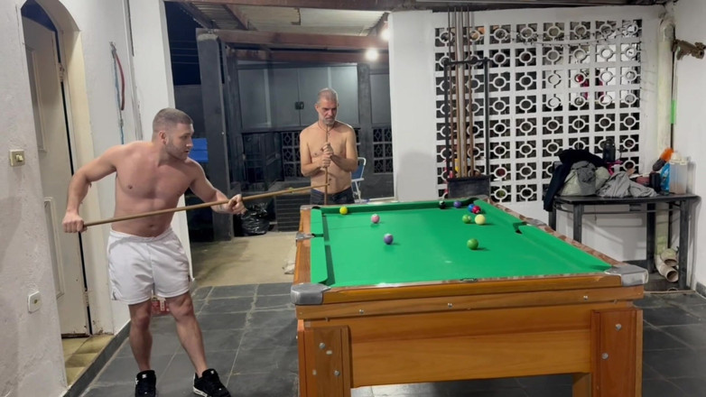 carmonaoficial: Domnul Carmona și Victor Ferraz jucând biliard goi