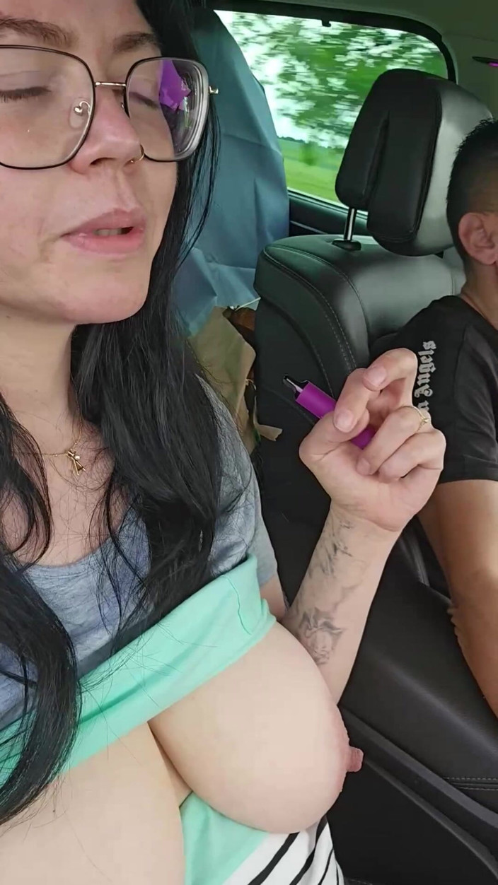 Shione Cooper: Vaping podczas nagiej jazdy samochodem i sutkami grać