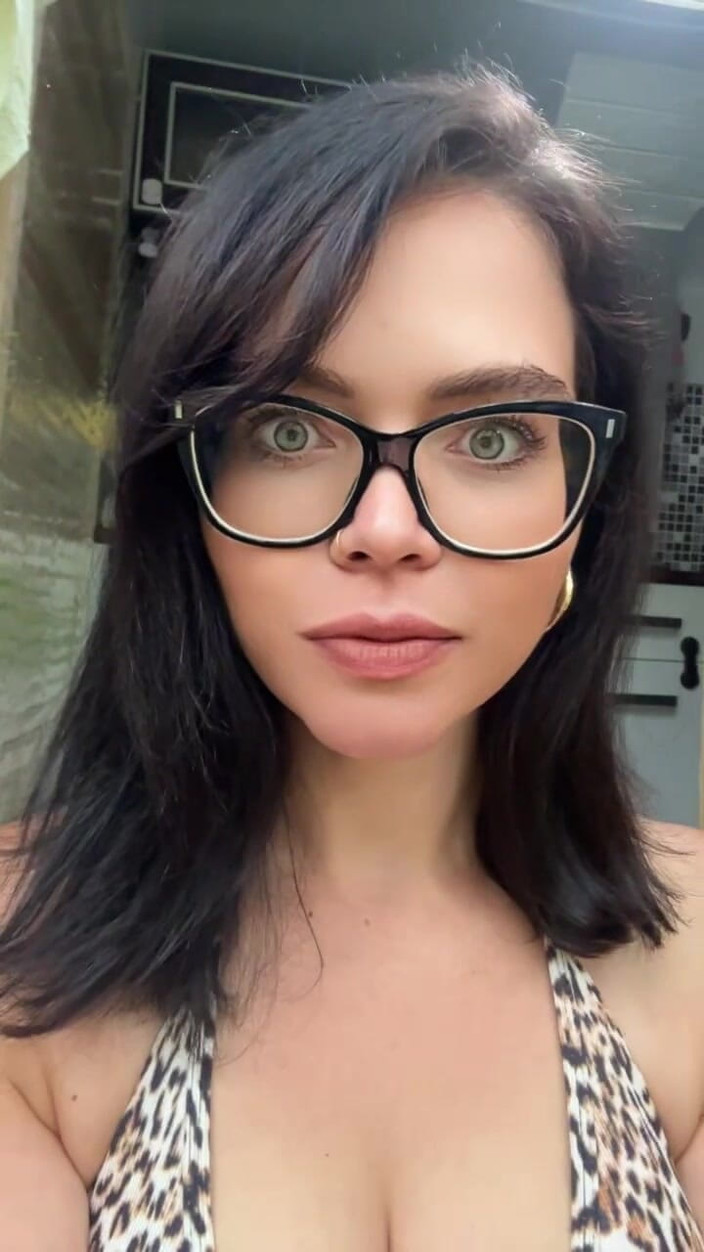 Shione Cooper: Селфі відео куріння в окулярах