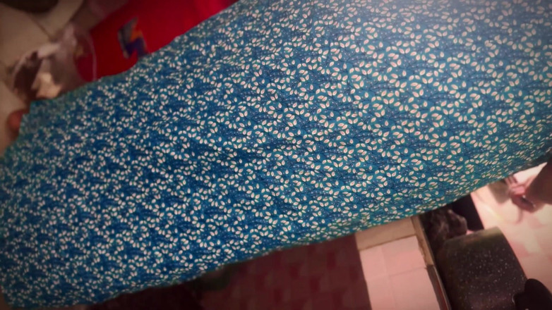 Your Boy's Cum: サス・コ・ジャバルダスト・チョーダ - インド・デシのホットなMother_in_law料理、パジャマなしで、ジューシーな膣で大きなお尻を開けた、さっきSon_in